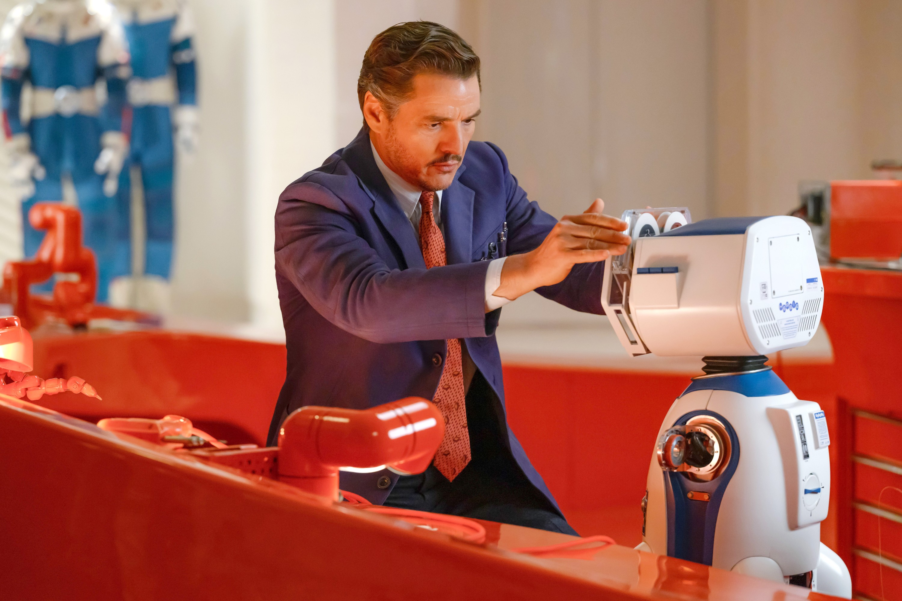 THE FANTASTIC FOUR: FIRST STEPS, (aka THE FANTASTIC FOUR), from left: Pedro Pascal as Reed Richards/Mister Fantastic, H.E.R.B.I.E. (voice: Jack Parker), 2025. ph: Jay Maidment / ? Marvel / ? Walt Disney Studios Motion Pictures / Courtesy Everett Collection